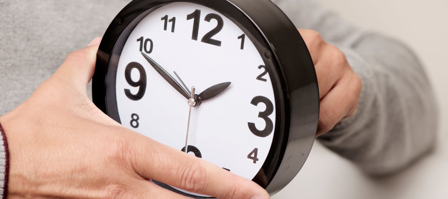 No more daylight saving—does your payroll change with the clocks?  hero image